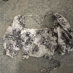 Cute black and white puff sleeve top. Ties in the back